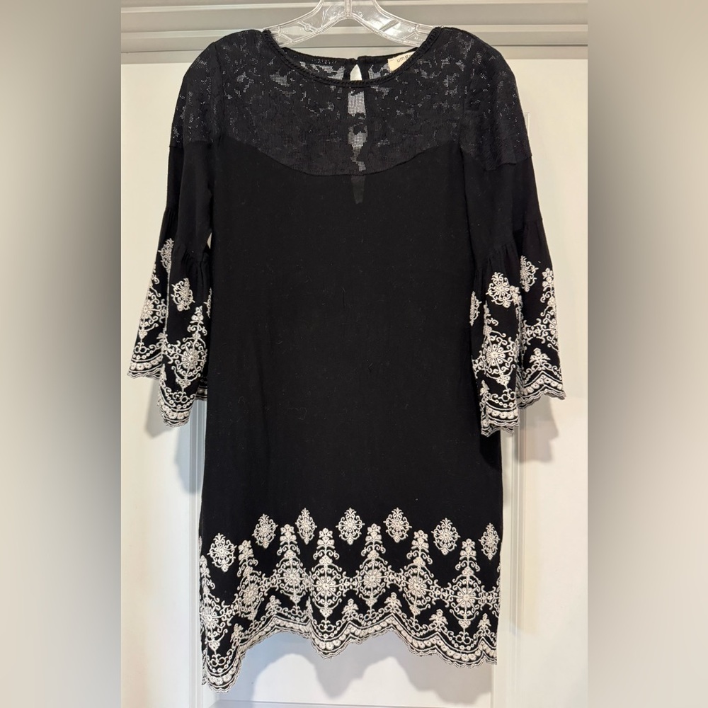 Umgee Black Lace Top with‎ White Embroidered Detail Tunic Top Size M